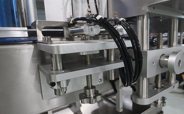 吹貼貼標(biāo)機(jī),滾貼貼標(biāo)機(jī),貼標(biāo)機(jī)廠家，高臻智能