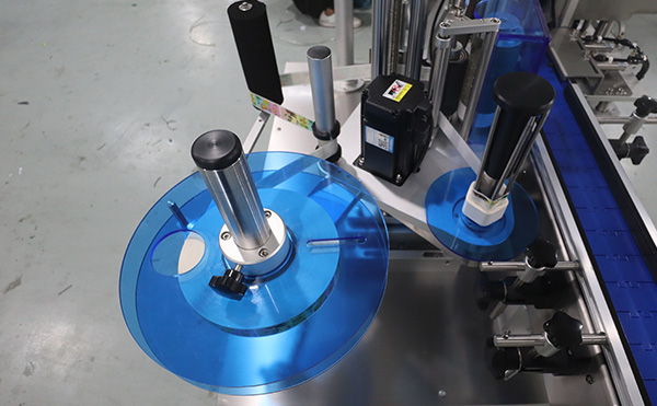 全自動高速貼標機,高速貼標機設備,貼標機廠家,高臻智能